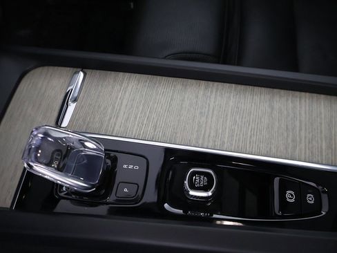 Used 2022 Volvo XC60 B6 Inscription w/ Climate Package image 48