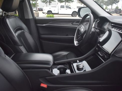 Used 2023 Jeep Grand Cherokee Limited AWD/4WD image 4