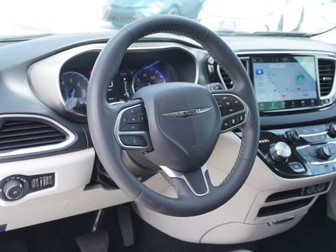 Used 2024 Chrysler Pacifica Touring-L image 3