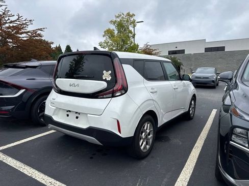 Used 2023 Kia Soul LX w/ LX Technology Package FWD image 4
