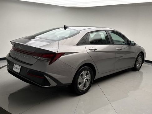Used 2025 Hyundai Elantra SE image 5