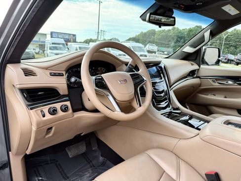 Used 2018 Cadillac Escalade ESV Platinum AWD/4WD image 17