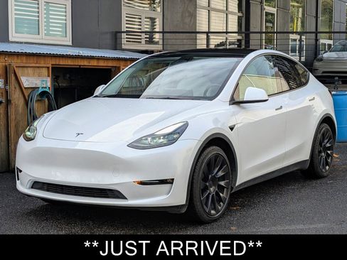 Used 2022 Tesla Model Y Long Range image 3