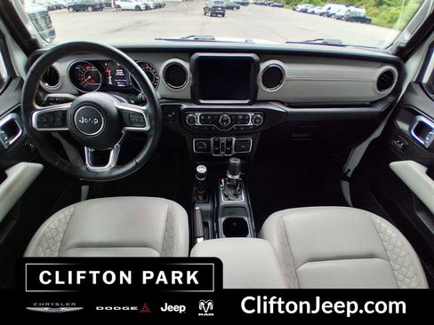 Used 2022 Jeep Wrangler Unlimited Sahara AWD/4WD image 18