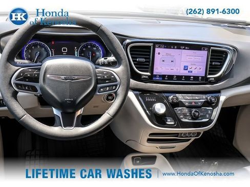 Used 2024 Chrysler Pacifica Touring-L FWD image 13