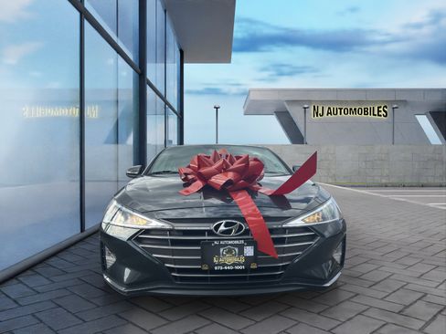 Used 2020 Hyundai Elantra SE image 2