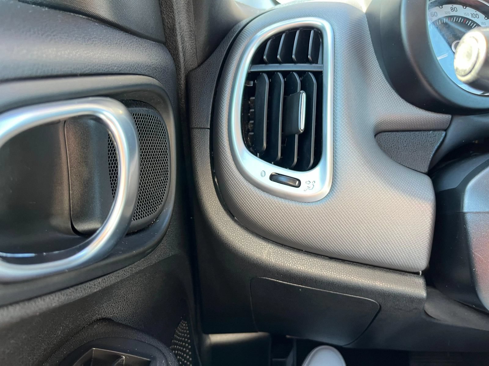 Used 2017 FIAT 500L Pop FWD image 17