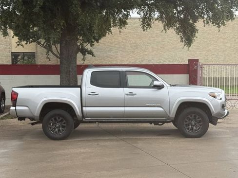 Used 2023 Toyota Tacoma SR5 AWD/4WD image 3