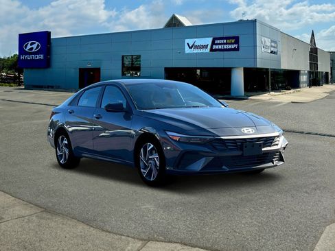 Certified 2025 Hyundai Elantra Sport image 11