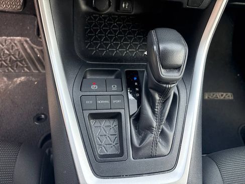 Used 2019 Toyota RAV4 LE FWD image 16