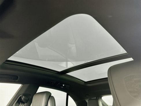 Certified 2025 Porsche Macan Electric image 36