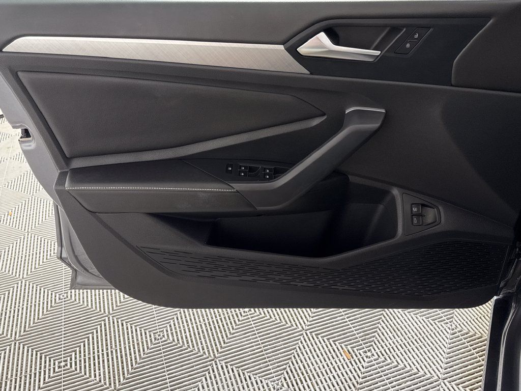 Used 2024 Volkswagen Jetta SE w/ Panoramic Sunroof Package FWD image 10
