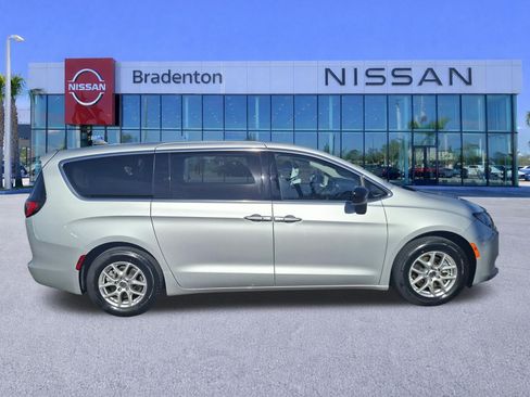 Used 2024 Chrysler Voyager LX FWD image 4