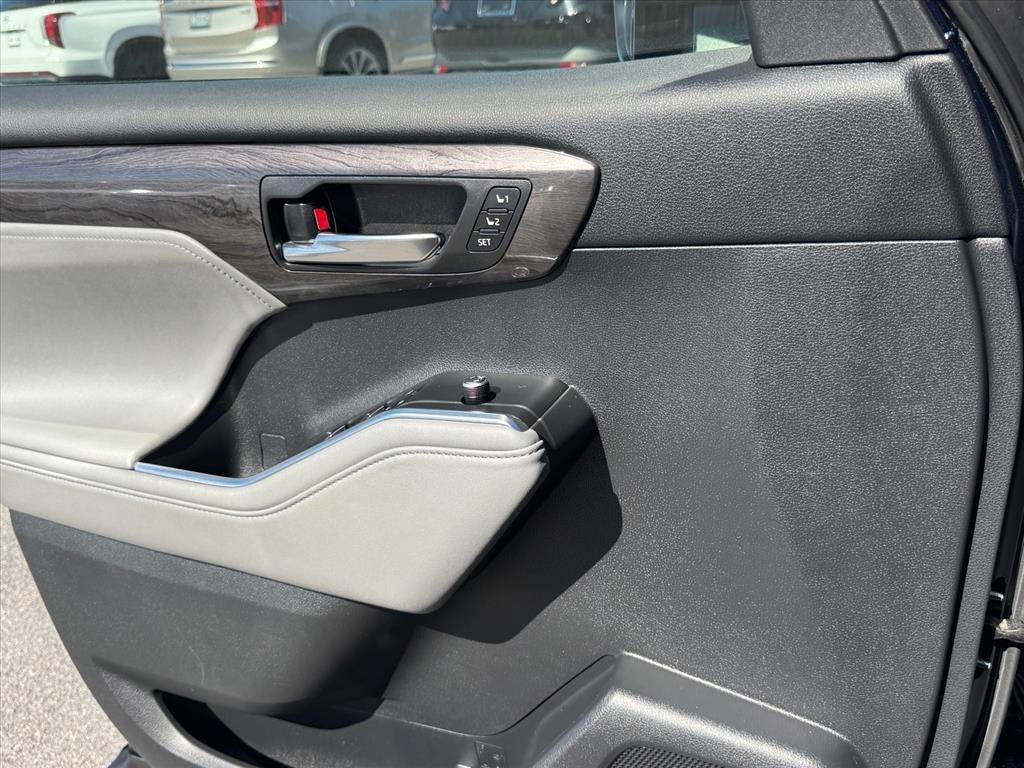 Used 2022 Toyota Highlander Limited AWD/4WD image 20