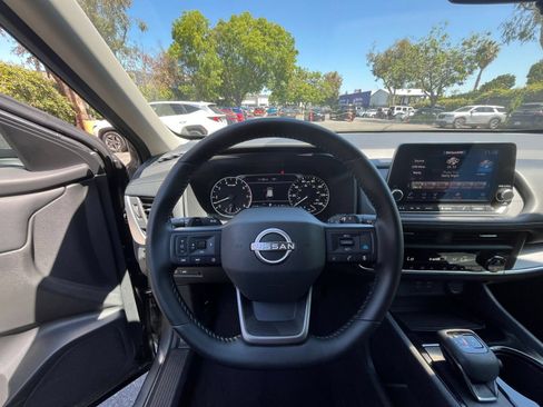 Used 2025 Nissan Rogue SV AWD/4WD image 31