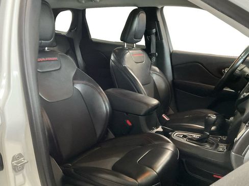 Used 2019 Jeep Cherokee Trailhawk AWD/4WD image 27