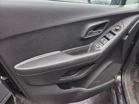 Used 2020 Chevrolet Trax LS w/ Tint and Cruise Package FWD image 9