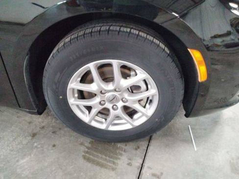 Used 2024 Chrysler Pacifica Touring-L image 17