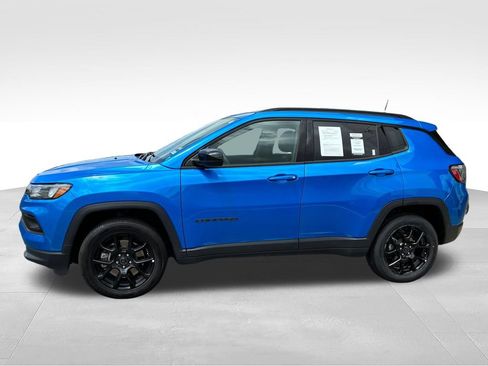 Used 2025 Jeep Compass Latitude w/ Convenience Group AWD/4WD image 2