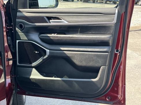 Used 2024 Jeep Wagoneer Series III w/ Premium Group I AWD/4WD image 27