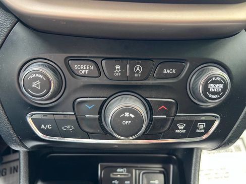 Used 2016 Jeep Cherokee Latitude w/ Cold Weather Group AWD/4WD image 38
