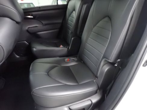 Used 2020 Toyota Highlander XLE image 11