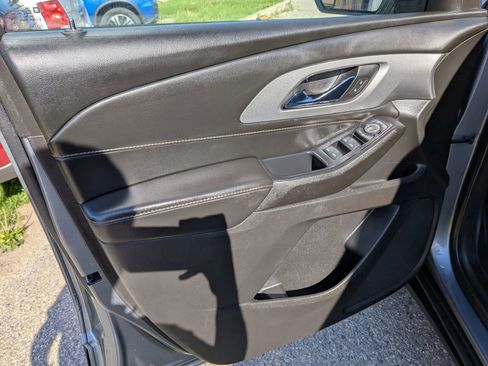 Used 2021 Chevrolet Traverse LS FWD image 20