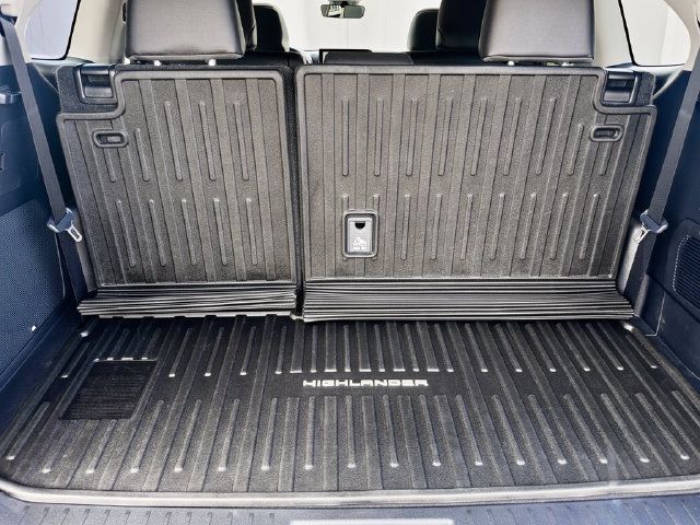 Used 2024 Toyota Highlander Limited AWD/4WD image 31