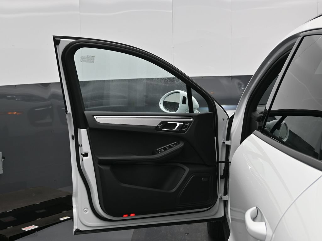 Certified 2026 Porsche Macan AWD/4WD image 8