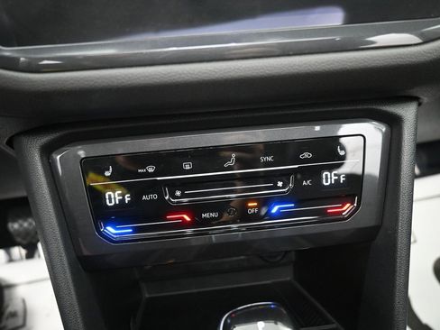 Used 2023 Volkswagen Tiguan SE w/ Panoramic Sunroof Package image 15