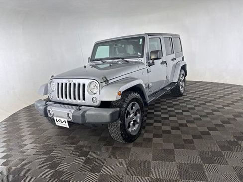 Used 2016 Jeep Wrangler Unlimited Sahara w/ Connectivity Group AWD/4WD image 5