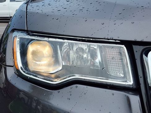 Used 2019 Jeep Grand Cherokee Laredo w/ Laredo X Package RWD image 11