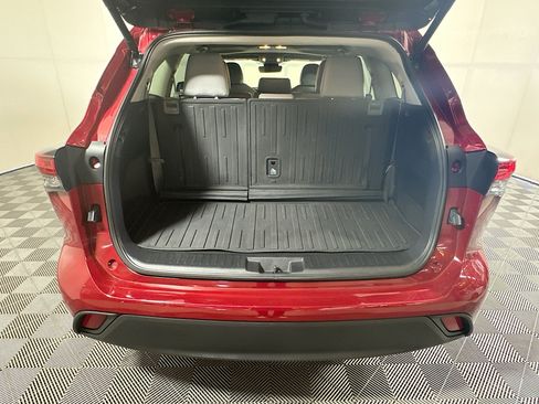 Used 2025 Toyota Highlander XLE AWD/4WD image 31
