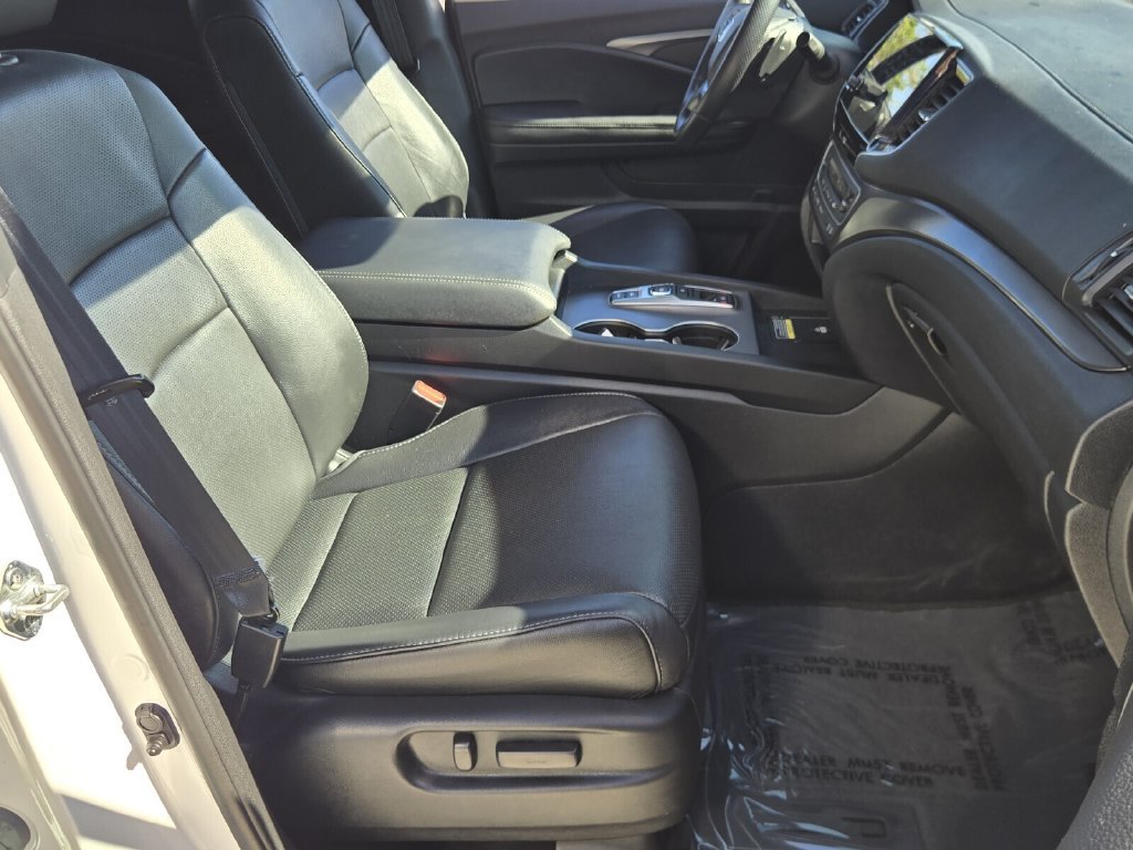 Certified 2025 Honda Passport EX-L image 18