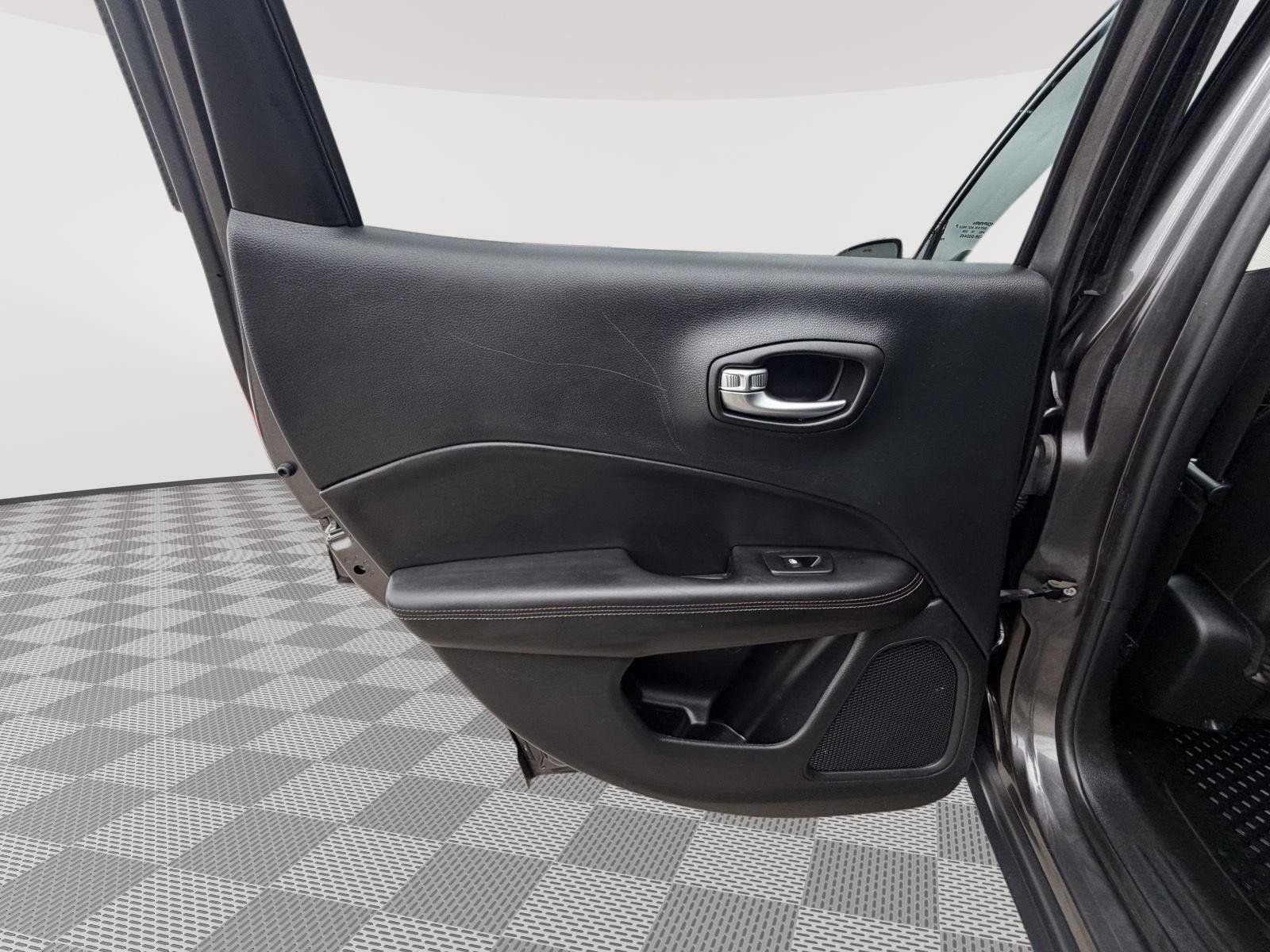 Used 2019 Jeep Compass Latitude w/ Cold Weather Group AWD/4WD image 23