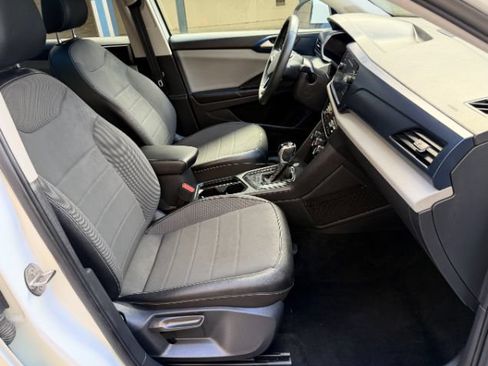 Used 2022 Volkswagen Taos SE w/ Panoramic Sunroof Package FWD image 16