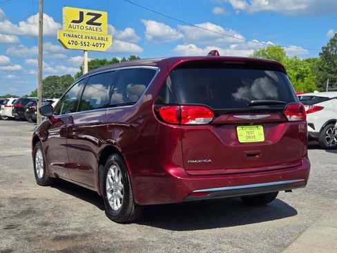 Used 2020 Chrysler Pacifica Touring FWD image 3