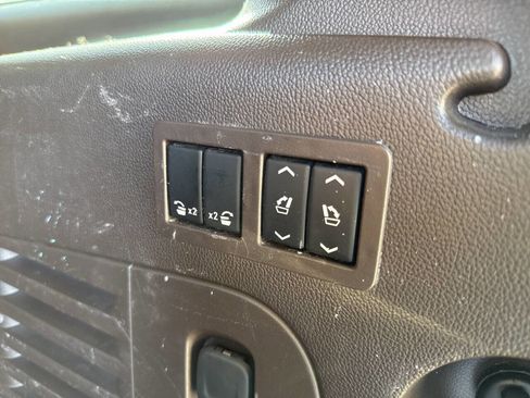 Used 2020 GMC Yukon XL Denali RWD image 9