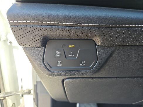 Used 2025 Volkswagen Atlas SE image 26