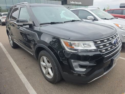 Used 2017 Ford Explorer XLT w/ Equipment Group 202A AWD/4WD image 2