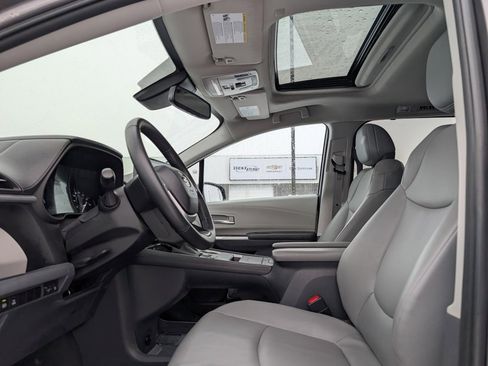 Used 2023 Toyota Sienna XLE image 13