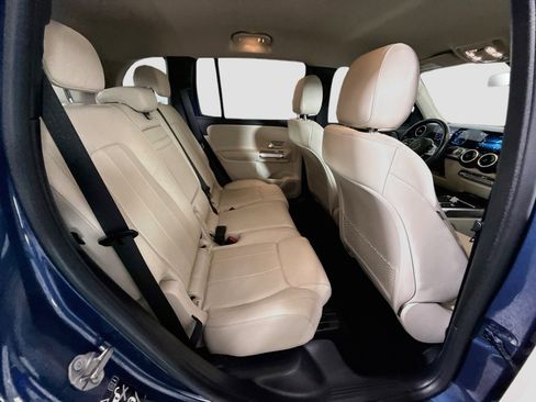 Used 2022 Mercedes-Benz GLB 250 4MATIC w/ Premium Package image 27
