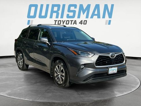 Used 2021 Toyota Highlander XLE AWD/4WD image 1