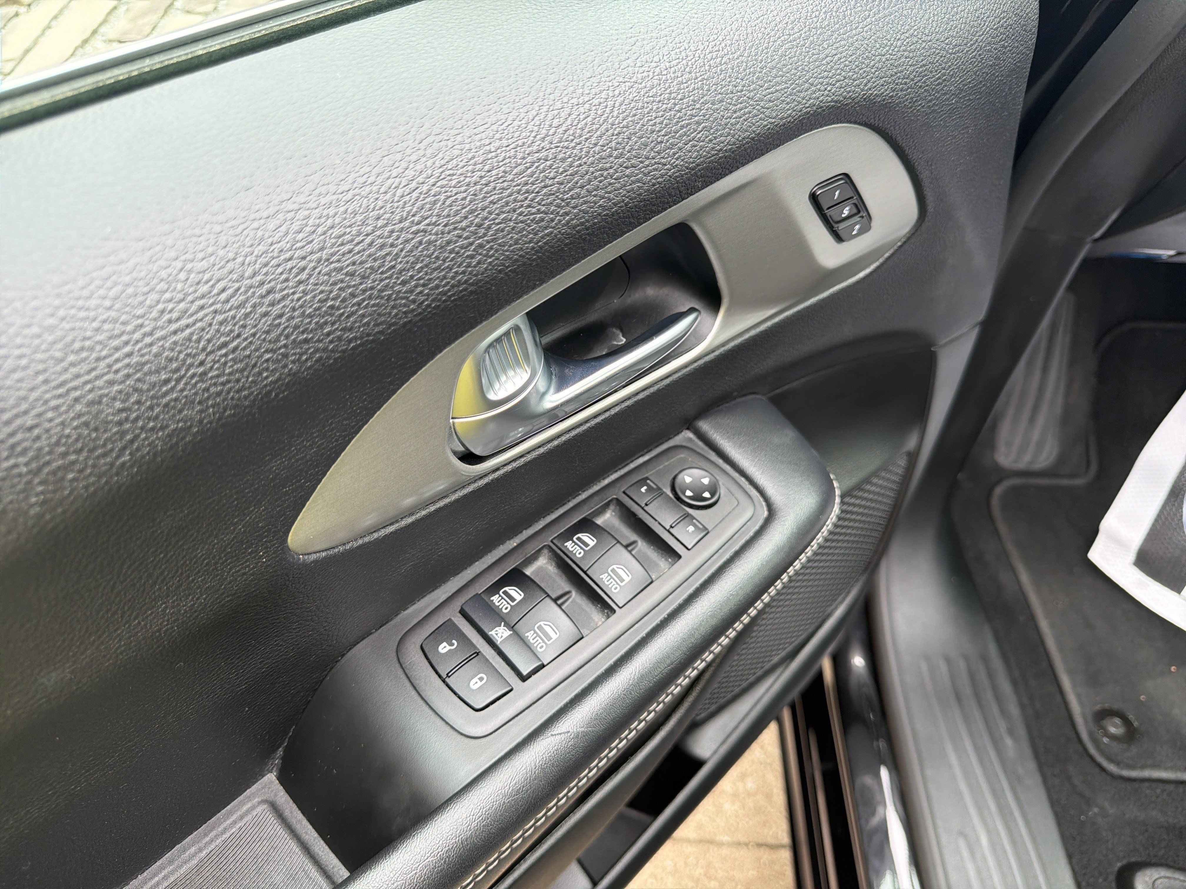 Used 2025 Chrysler Pacifica Select FWD image 14