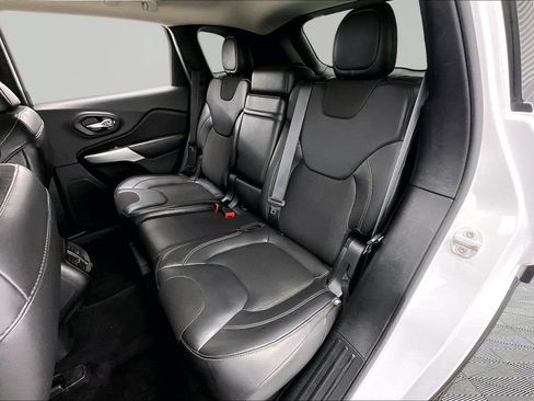Used 2018 Jeep Cherokee Latitude Plus w/ Cold Weather Group AWD/4WD image 26