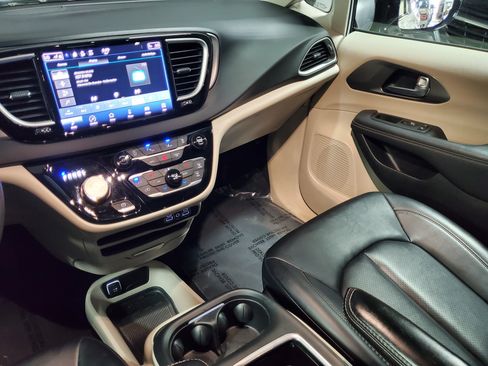 Used 2024 Chrysler Pacifica Touring-L FWD image 16