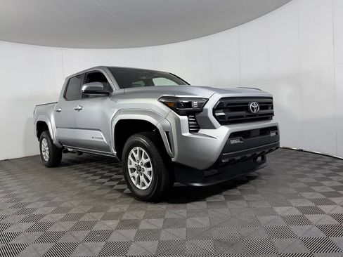Used 2025 Toyota Tacoma SR5 AWD/4WD image 4