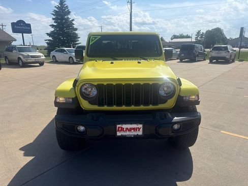 Used 2024 Jeep Gladiator Sport AWD/4WD image 7