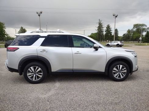 Used 2025 Nissan Pathfinder SL AWD/4WD image 6