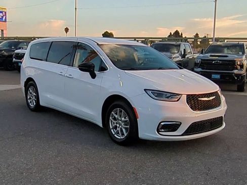 Used 2024 Chrysler Pacifica Touring-L FWD image 2